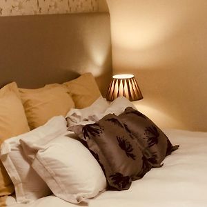 Zimmer mit Kingsize-Bett für Gäste mit Behinderungen